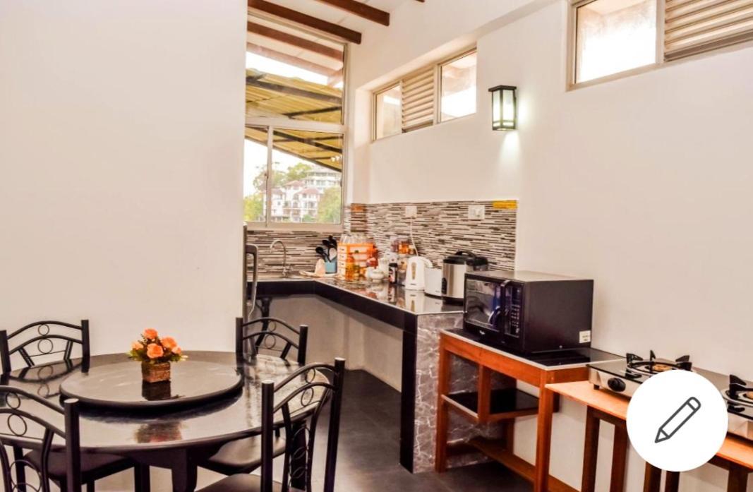 Saru Holiday Apartment - Upto 6 Guests Kandy Exterior foto